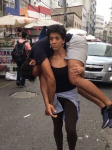 Cena da performance Mulheres que Carregam Homens